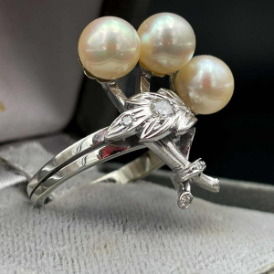 Gold wreath ring set with pearls and diamonds