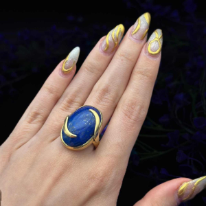 Vintage ring uit de jaren 70, 18k goud bezet met een prachtige lapis lazuli cabo