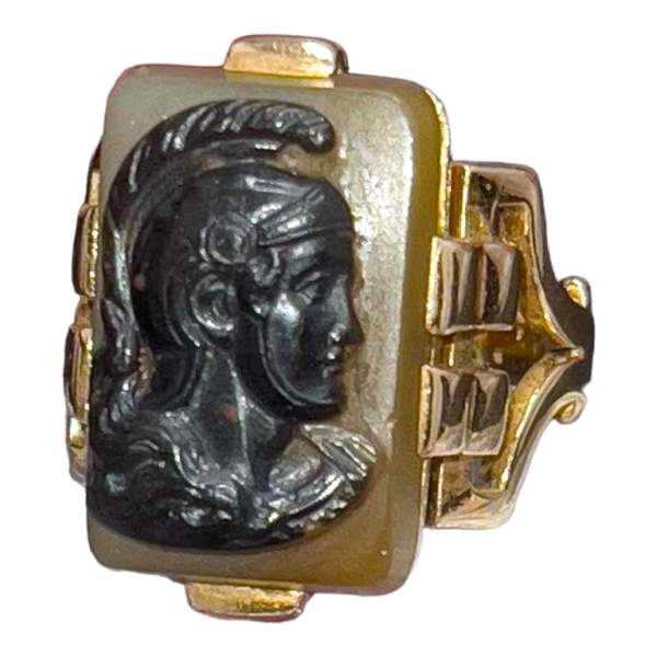18k geelgouden ring bezet met een Minerve camee, laat 19e eeuw