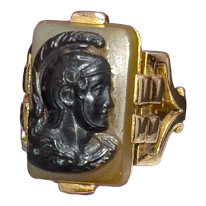 18k geelgouden ring bezet met een Minerve camee, laat 19e eeuw