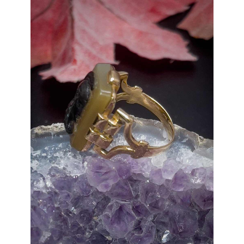 18k yellow gold ring set with a Minerve cameo, late 19th century