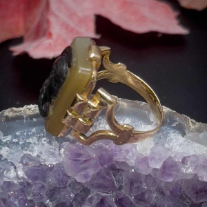 18k geelgouden ring bezet met een Minerve camee, laat 19e eeuw