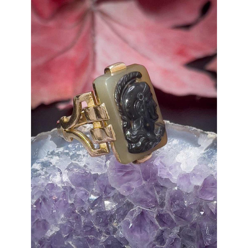 18k geelgouden ring bezet met een Minerve camee, laat 19e eeuw