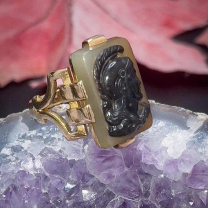 18k yellow gold ring set with a Minerve cameo, late 19th century