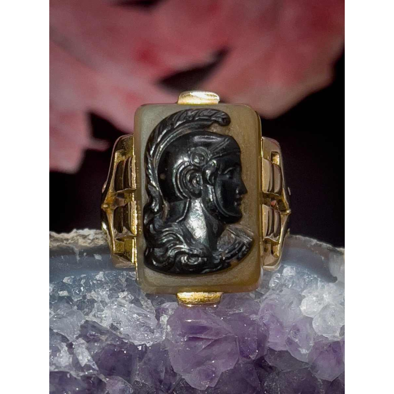 18k yellow gold ring set with a Minerve cameo, late 19th century