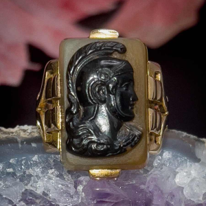 18k geelgouden ring bezet met een Minerve camee, laat 19e eeuw