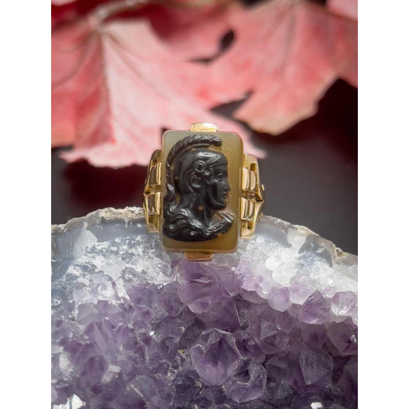 Bague en or jaune 18k sertie d'un camée Minerve, fin 19ème siècle