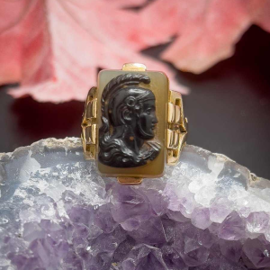 18k geelgouden ring bezet met een Minerve camee, laat 19e eeuw