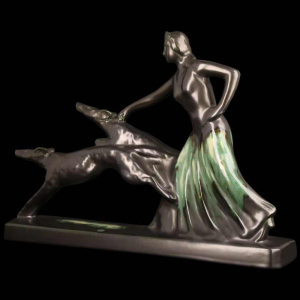 Faïencerie de Thulin “La Dame aux lévriers” geglazuurd aardewerk sculptuur, ca 1930