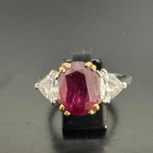 Bague en or bicolore (jaune et blanc) diamants & rubis central