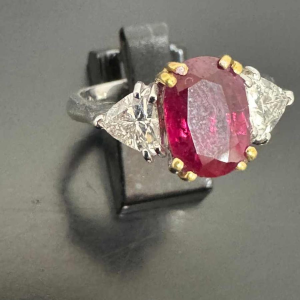 Bague en or bicolore (jaune et blanc) diamants & rubis central