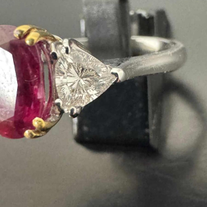 Two-tone gold ring (yellow and white) with diamonds and central ruby