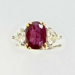 Two-tone gold ring (yellow and white) with diamonds and central ruby