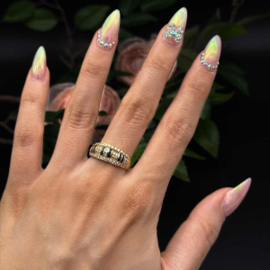 18k gouden ring bezet met saffieren en diamanten