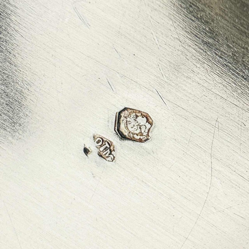 Paar wijnkaraffen in zilververmeil en geslepen kristal