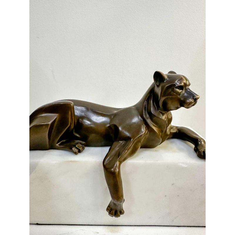 Juno Lying panther bronze sculpture in the Art Deco style, white marble base