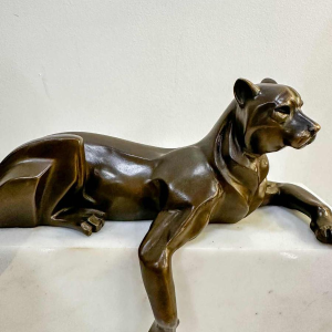 Juno Liggende panter bronzen sculptuur in Art Deco stijl, wit marmeren basement