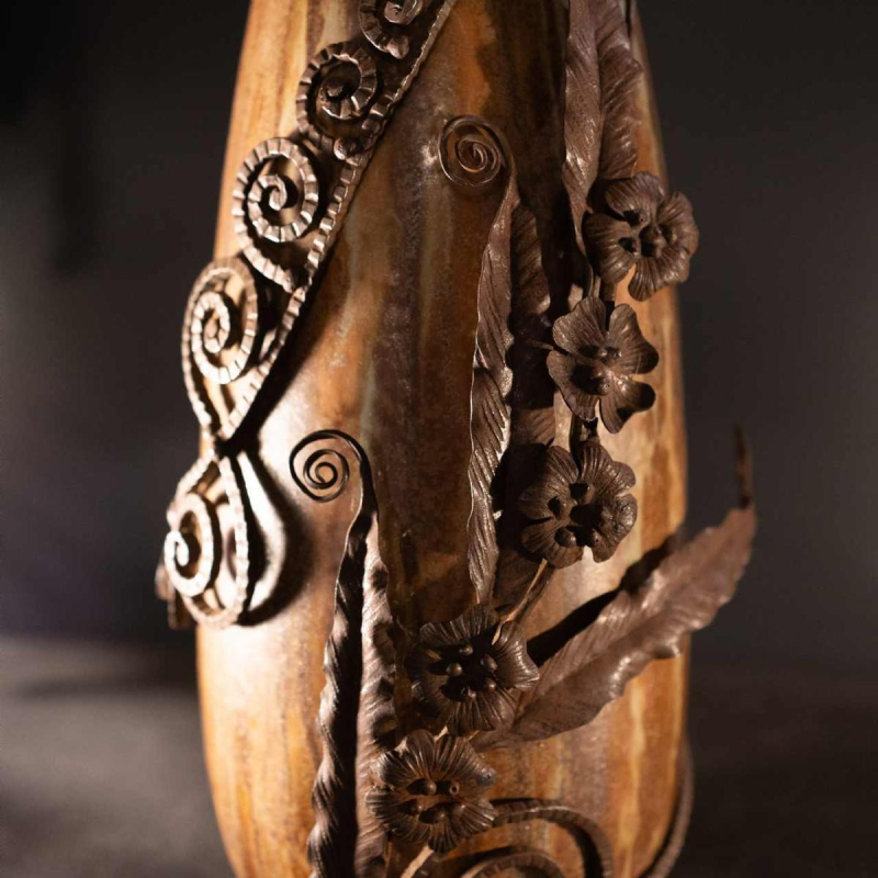 ROGER GUERIN & FRANCOIS CARION, Art Deco gezouten steengoed schelpvaas, smeedijzeren frame, Bouffioulx ca 1920