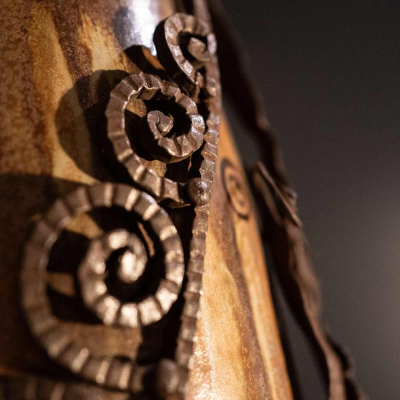 ROGER GUERIN & FRANCOIS CARION, Art Deco gezouten steengoed schelpvaas, smeedijzeren frame, Bouffioulx ca 1920