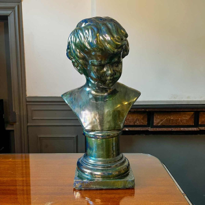 Louis Gustave Cambier & Roger Guérin, sculptuur “Buste van een jonge jongen” gezouten steengoed, Bouffioulx ca 1925