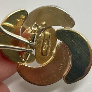 Pair of clip earrings in tricoloured gold