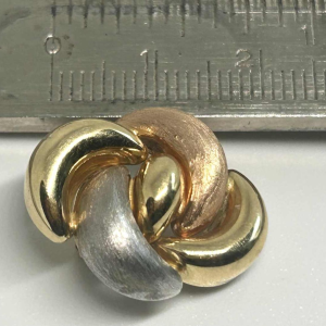 Pair of clip earrings in tricoloured gold