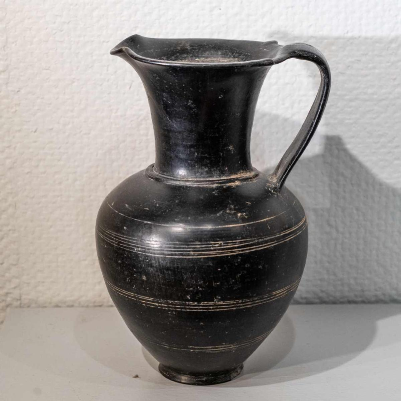 Grande œnochoé en céramique noire « Bucchero Nero ». Étrurie, fin du VIIᵉ – début du VIᵉ siècle av. J.-C.