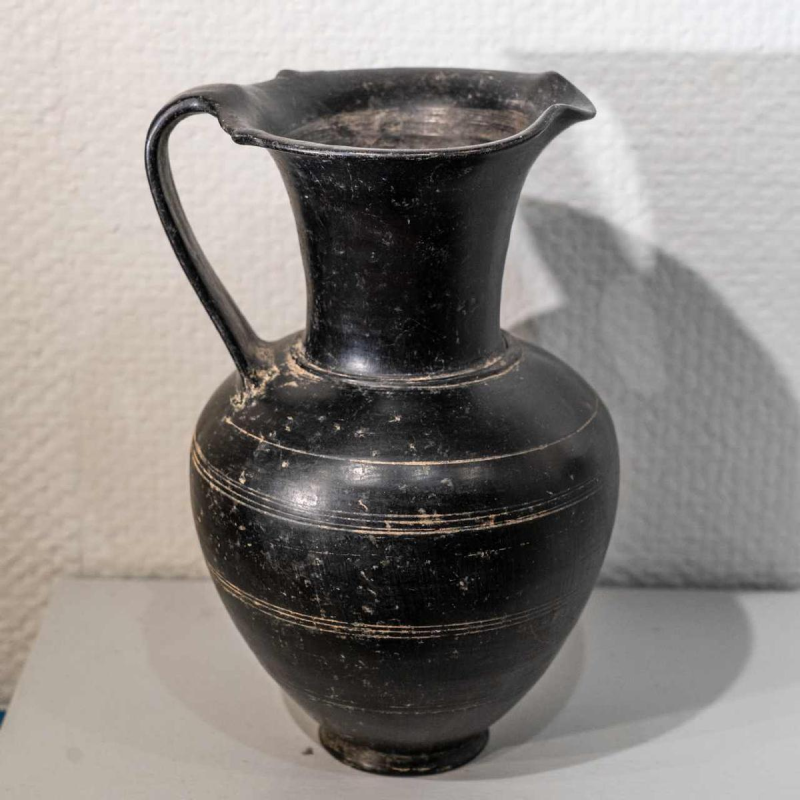 Grote oenochoe van zwart keramiek Bucchero Nero Etrurië, eind 7e tot begin 6e eeuw v.Chr.