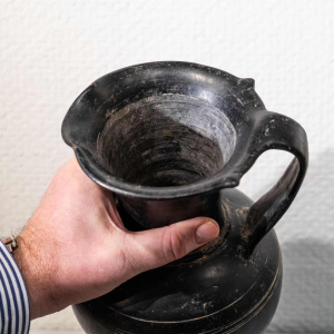 Grote oenochoe van zwart keramiek Bucchero Nero Etrurië, eind 7e tot begin 6e eeuw v.Chr.