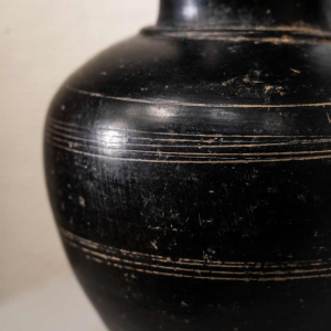 Grande œnochoé en céramique noire « Bucchero Nero ». Étrurie, fin du VIIᵉ – début du VIᵉ siècle av. J.-C.