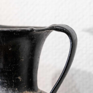 Grote oenochoe van zwart keramiek Bucchero Nero Etrurië, eind 7e tot begin 6e eeuw v.Chr.