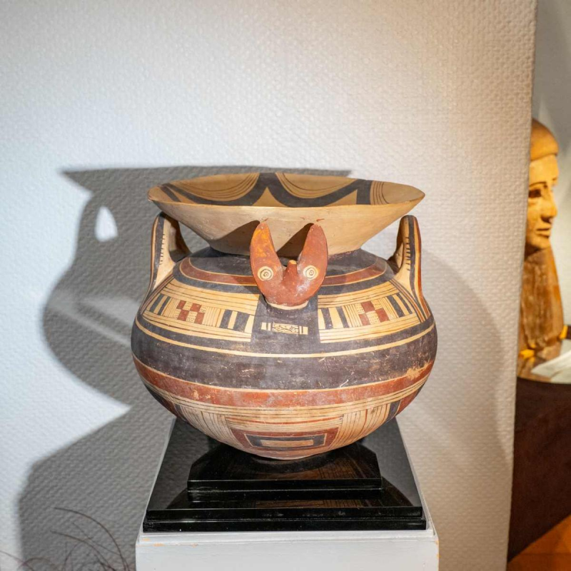 Olla aux têtes de renards à pense sphérique, terre cuite, Daunie VIe siècle avant J.-C.