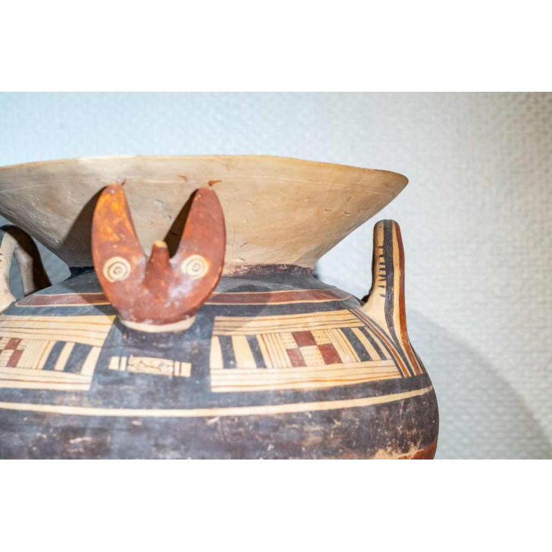 Olla met bolvormige vossenkoppen, terracotta, Daunia 6e eeuw v.Chr