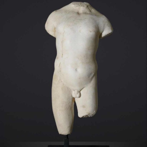 Sculpture en marbre représentant un torse d’éphèbe. Période romaine, Iᵉʳ – IIᵉ siècle apr. J.-C.