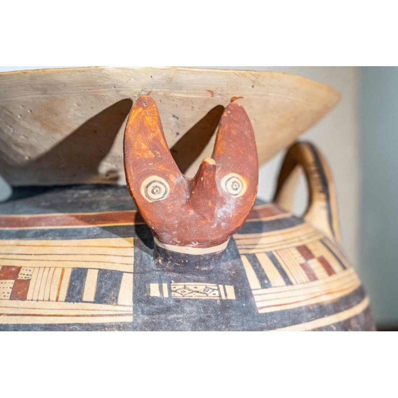 Olla aux têtes de renards à pense sphérique, terre cuite, Daunie VIe siècle avant J.-C.