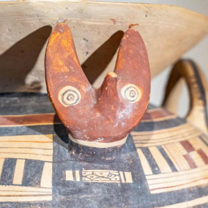 Olla aux têtes de renards à pense sphérique, terre cuite, Daunie VIe siècle avant J.-C.