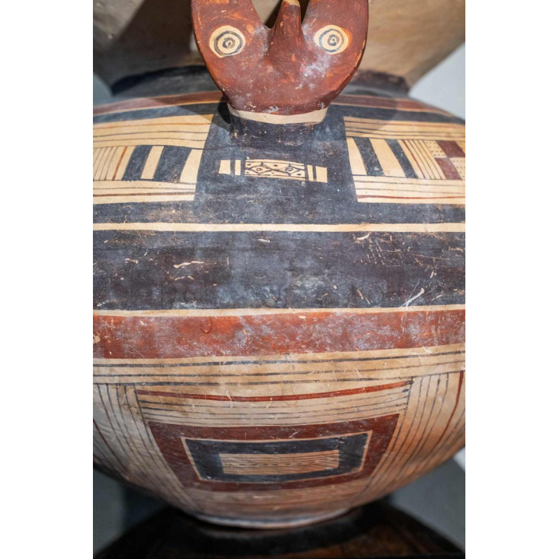 Olla aux têtes de renards à pense sphérique, terre cuite, Daunie VIe siècle avant J.-C.