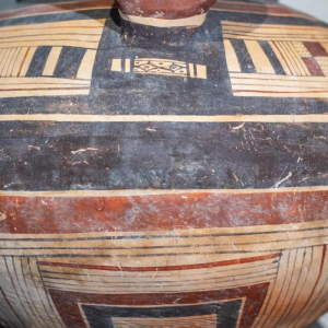 Olla aux têtes de renards à pense sphérique, terre cuite, Daunie VIe siècle avant J.-C.