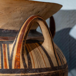 Olla aux têtes de renards à pense sphérique, terre cuite, Daunie VIe siècle avant J.-C.