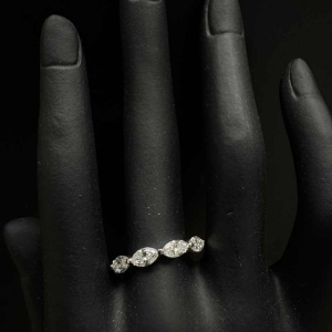 Witgouden ring, markiesdiamanten