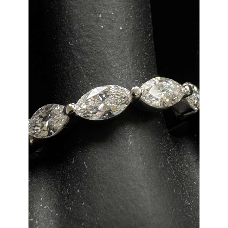 Witgouden ring, markiesdiamanten