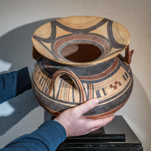 Olla met bolvormige vossenkoppen, terracotta, Daunia 6e eeuw v.Chr