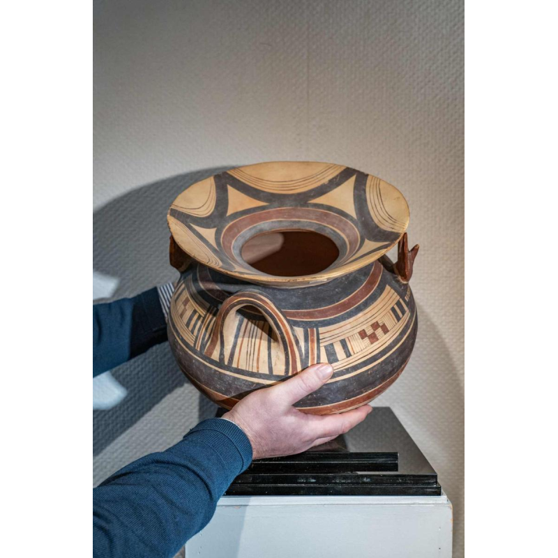 Olla aux têtes de renards à pense sphérique, terre cuite, Daunie VIe siècle avant J.-C.