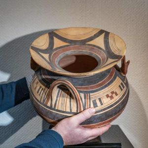 Olla met bolvormige vossenkoppen, terracotta, Daunia 6e eeuw v.Chr