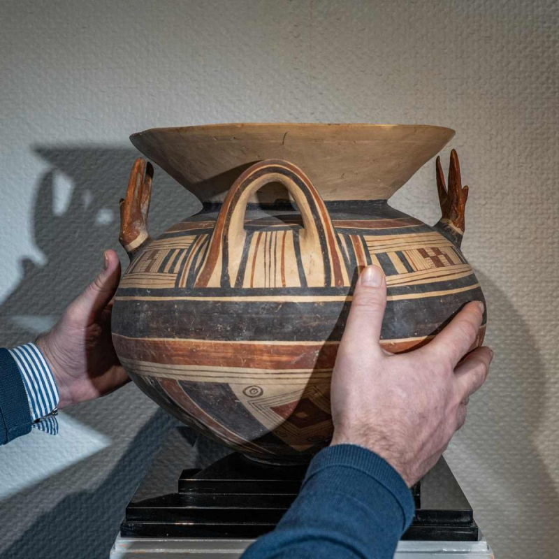 Olla aux têtes de renards à pense sphérique, terre cuite, Daunie VIe siècle avant J.-C.