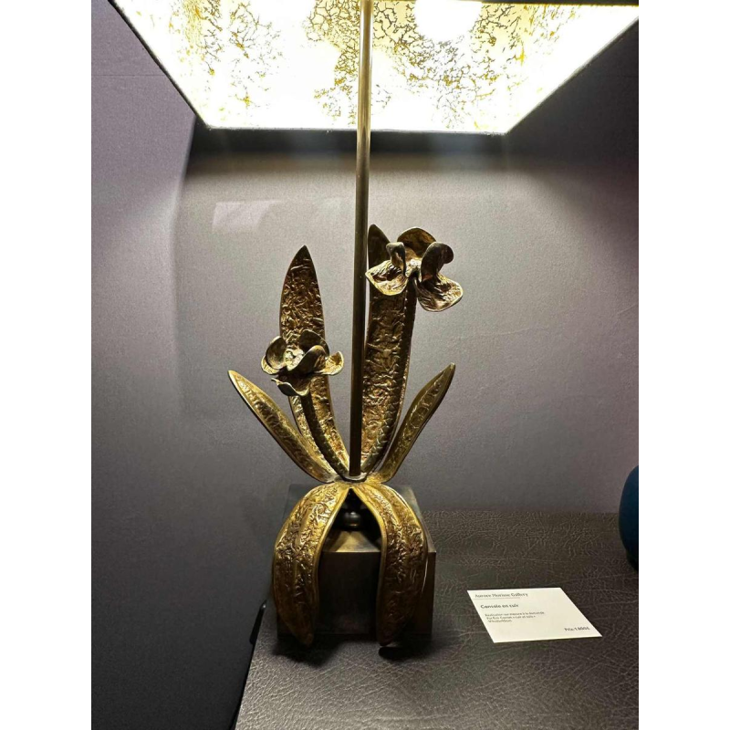 Maison Charles, paar Hollywood Regency gebloemde lampen in verguld brons