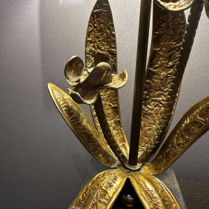 Maison Charles, paar Hollywood Regency gebloemde lampen in verguld brons