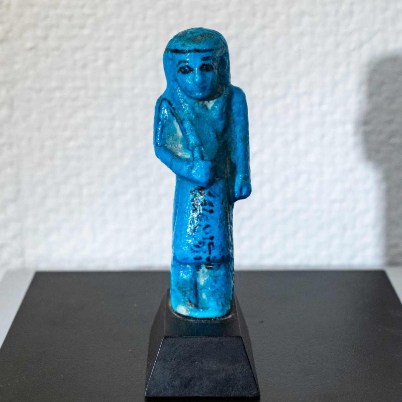 Ouchebti-voorman in kobaltblauw aardewerk op naam van Djed-Khonsou-iouf-Ânkh, ca 1080 - 945 voor Christus