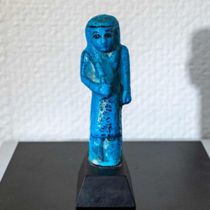 Ouchebti-voorman in kobaltblauw aardewerk op naam van Djed-Khonsou-iouf-Ânkh, ca 1080 - 945 voor Christus