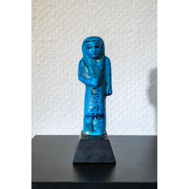 Ouchebti-voorman in kobaltblauw aardewerk op naam van Djed-Khonsou-iouf-Ânkh, ca 1080 - 945 voor Christus